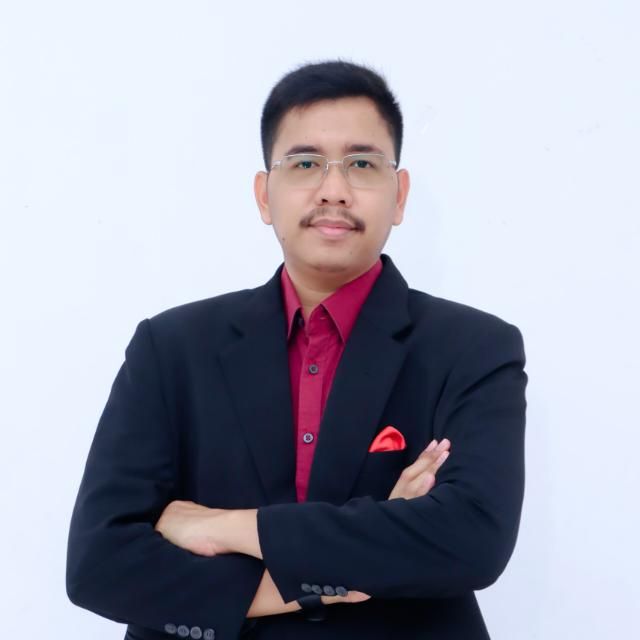 dengan penampilan Pria jawa berkacamata