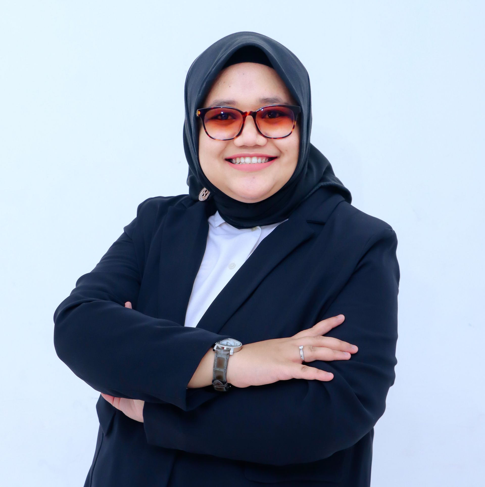 dengan penampilan Wanita sunda berhijab dan berkacamata